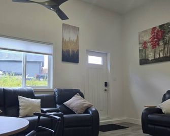 Luxury Lodge Getaway. W/ private entrance in the luxurious part of Prince George - Prince George - Living room