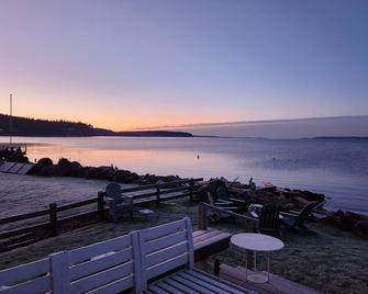 Waterfront, movie theater, kayaks, fire pit. - Clinton