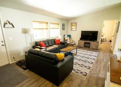 Little Woods Outpost | Wifi, AC, Hot tub - Packwood - Living room