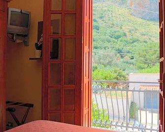 Raggio di Sole Bed & Breakfast - Macari - Balcón