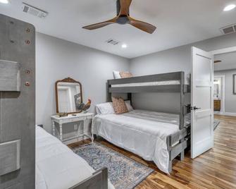 A luxury Farmstead retreat, escape the city lights! - Brenham - Bedroom