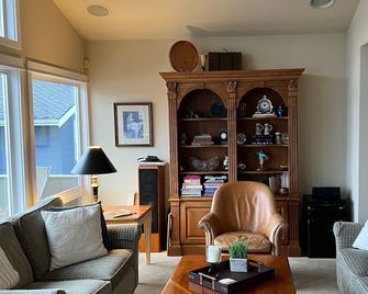Intimately Charming on Gig Harbor's Historical Waters - Gig Harbor - Sala de estar
