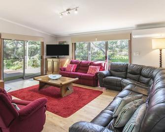 2 minutes to Hamelin Bay beach and house located in a forest location. - Augusta - Living room