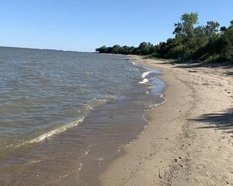 Year-round getaway near the lake. - Winnipeg Beach