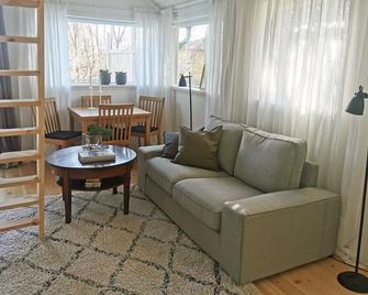 Holiday home on Resaro only 400 m from the sea - Vaxholm - Wohnzimmer