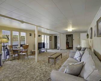 Athens Vintage Fishing Cabin on Elk River! - Athens - Living room