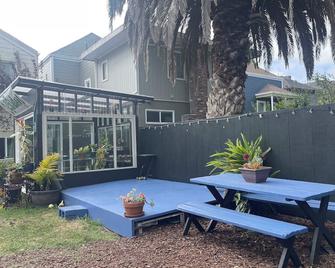B-Love's Guest House - Oakland - Patio