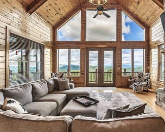 Game Rooms + Views: Spacious Mtn Cabin in Murphy! - Murphy - Living room