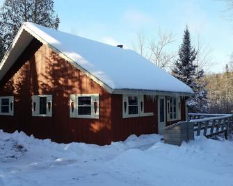 Cozy, comfy, rustic ski chalet at the foot of Ski Brule ski mountain - Iron River - Edificio