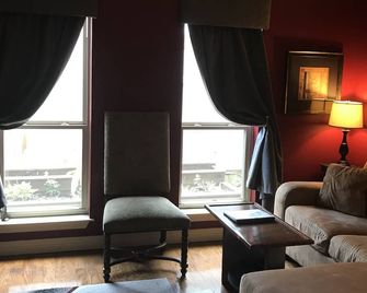 Comfort On the Creek with No Extra Cleaning Fees! - Jersey Village - Living room