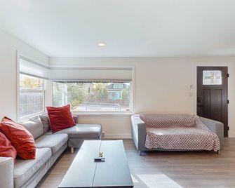 Family-friendly home near Seward Park in Seattle with patio, gas grill and Wifi - Seattle - Sala de estar