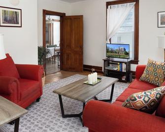 Fully Furnished/Pet Friendly! - Brattleboro - Living room