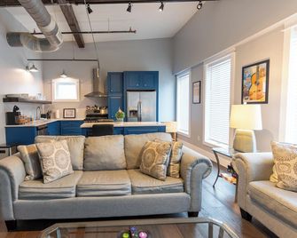Amazing Downtown Loft! 2br/2ba Bristol Tn Walk Right Onto State St! - Bristol - Soggiorno