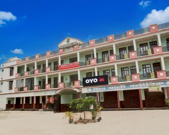 Hotel O by OYO Ashirwad Hotel & Lawn - Hardoī - Building