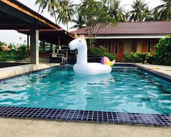 Chuu Pun Village Resort - Pantai Cenang - Pool