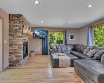Private Beach Oasis on quiet lake-Sauna! Make family memories here! - Deerwood - Living room