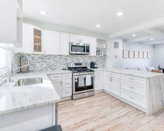 Orange Door Abode - Modern Design - Washington D. C. - Cocina