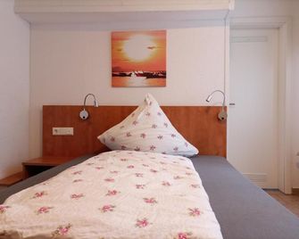 Hotel An der Karlstadt - ברמרהאבן - חדר שינה