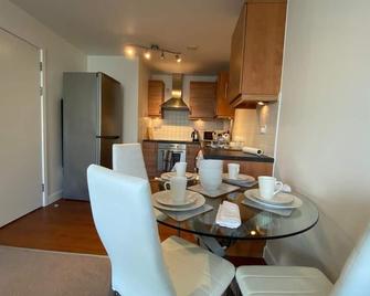 Central Milton Keynes hub one bedroom secured apartment - Milton Keynes - Restaurant