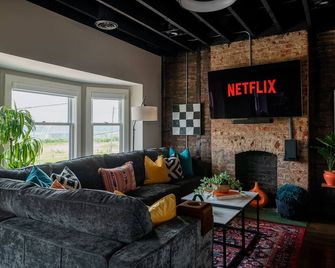 3-bedroom vacation home just minutes away from all of Cleveland's Stadiums - كليفيلاند (أوهايو) - غرفة معيشة