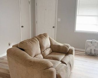 Comfortable Tuscaloosa Retreat - Tuscaloosa - Living room