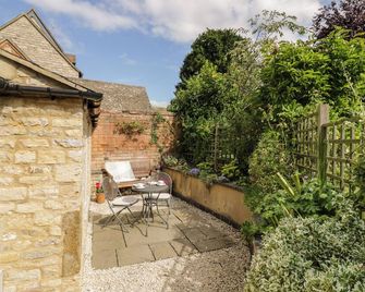 Old Bothy, Romantic, Character Holiday Cottage In Halford - Shipston-on-Stour - Patio