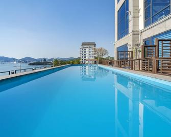 Yeosu Sunset Hostel and Pension - Yeosu - Piscina