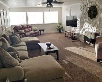 Newly remodeled, clean, comfortable, and centrally located - Lindon - Living room