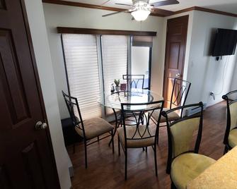 Capricornus: Oceanside Vacation - بوسطن - غرفة طعام