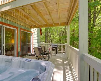 Blue Ridge Getaway w/ Hot Tub & Seasonal View! - Blue Ridge - Balcón