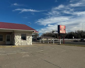 Big 12 Motel Broken Bow Ne - Broken Bow - Building