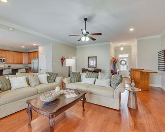 Spacious Zachary Home 12 Mi to Baton Rouge! - Zachary - Living room