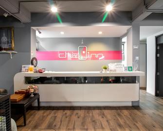Cheqinn Hostel - Sukhumvit 4 Nana Plaza - Bangkok - Front desk