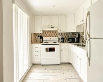 Artrageous on the river By RocketStay - Fort Lauderdale - Kitchen