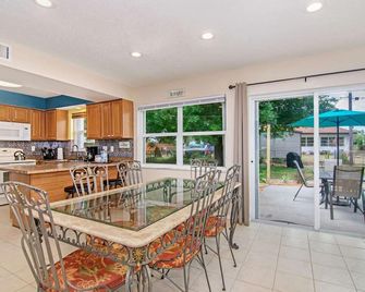 Cozy Retreat 13 min to Beach - Palm Bay - Dining room