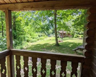 'Curly' Camping Cabin #3 | Pet Friendly - Morgantown - Balcony