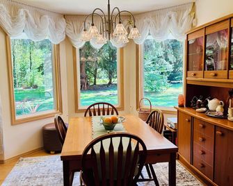 Riverside Bliss Cozy Beds, Fireplace and Gbit WiFi - North Bend - Comedor