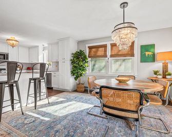 Exquisite Londonderry Home minutes to 3 Ski Mountains - Londonderry - Dining room