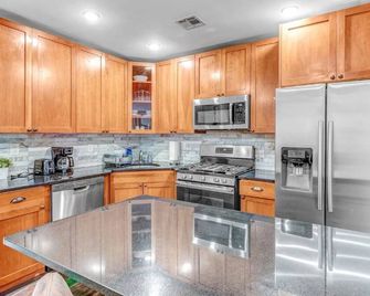 Charming 3BHK - 15 mins bus ride to Time Sq., NYC - West New York - Küche