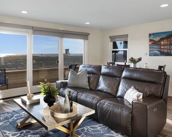 Balboa Breeze by AvantStay Beachfront Retreat Ocean View - Newport Beach - Living room