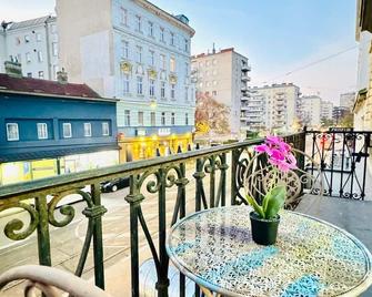 Cozy 9BR Shared Apartment, Only 12Min Walk to Augarten - Viena