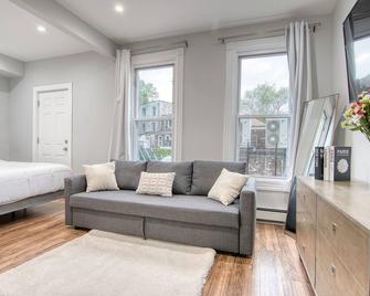 Elegant 2br Modern Oasis Brand-New Build, Luxe Touches & Lightning-Fast Wifi, Ac - Bronx - Living room