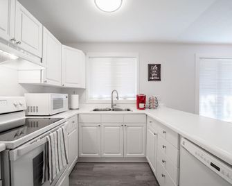 Completely renovated home in Parry Sound,with full Kitchen, laundry & Gazebo! - Parry Sound - Kitchen