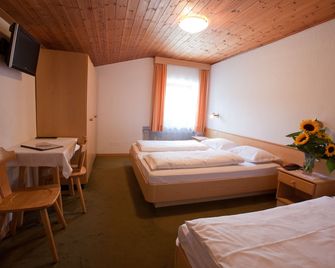 Hotel Ustaria Posta - Badia/Abtei - חדר שינה