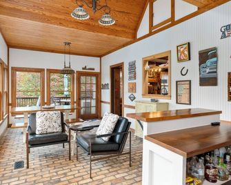 Pre-Revolutionary War Cabin on Lake Hartwell - Seneca - Living room