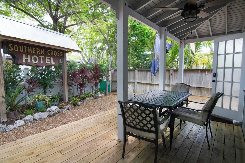 Tropical Village: 12bd/9ba Enclave For Large Groups. Gated. Pool/Hot Tub/Garden - קי ווסט - פטיו