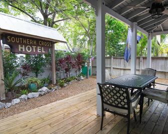 Tropical Village: 12bd/9ba Enclave For Large Groups. Gated. Pool/Hot Tub/Garden - Key West - Binnenhof