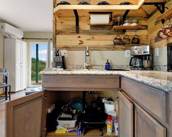 Comfy West Cabin nestled in Tombstone's Historic District! Pet Friendly! - Tombstone - Kitchen