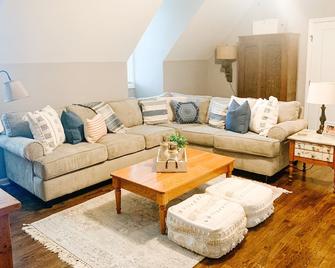 Masters Rental. Beautiful 5 Bedroom Home In Golf Course Community - Evans - Living room