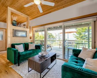 Charming coastal home with water views, large covered deck - Gold Beach - Soggiorno